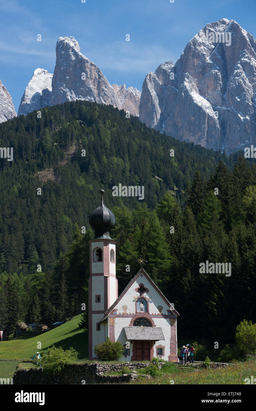 Printemps vue sur St Johann In Saintes avec l'église de montagne Dolomites Puez-Geisler derrière, Villnoss ou Val di Funes, le Tyrol du sud Banque D'Images