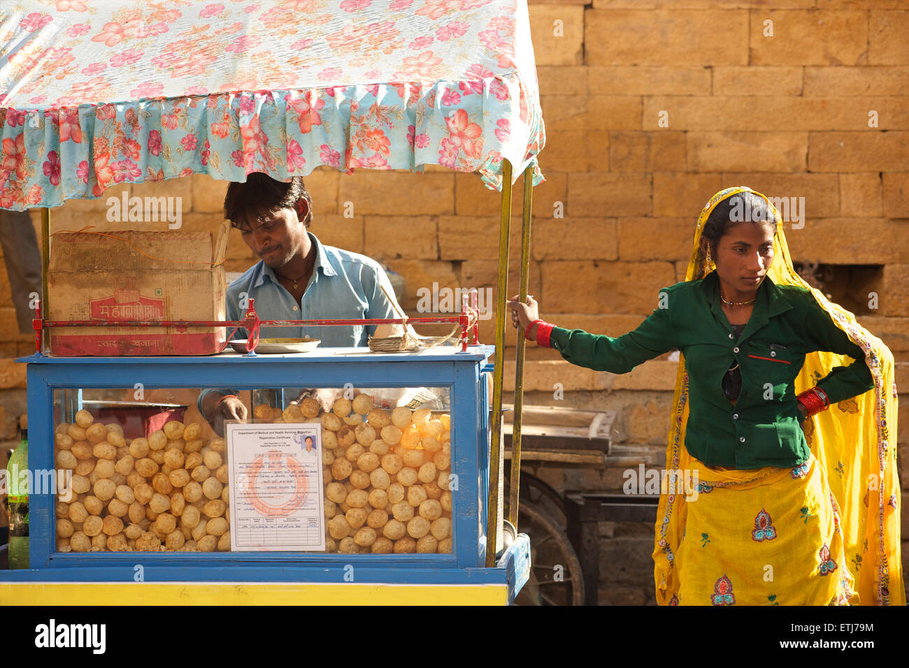 Vendeur de rue indienne et la femme en sari. Udaipur, Rajasthan, Inde Banque D'Images