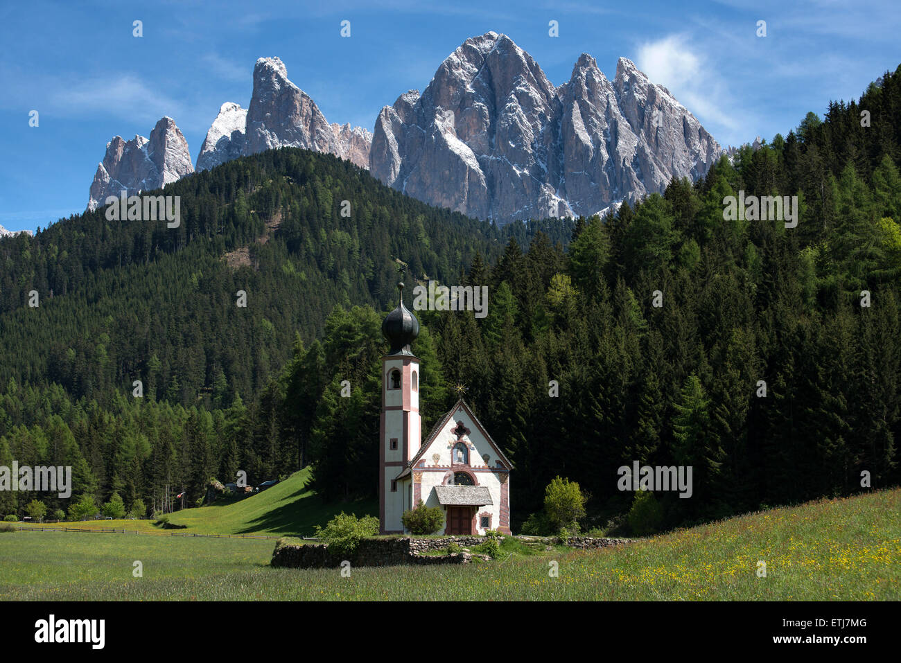 Printemps vue sur St Johann In Saintes avec l'église de montagne Dolomites Puez-Geisler derrière, Villnoss ou Val di Funes, le Tyrol du sud Banque D'Images