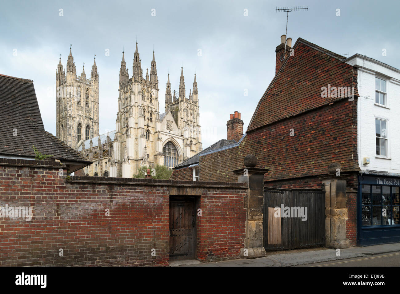 La Cathédrale de Canterbury se lève sur les rues et les maisons. Banque D'Images