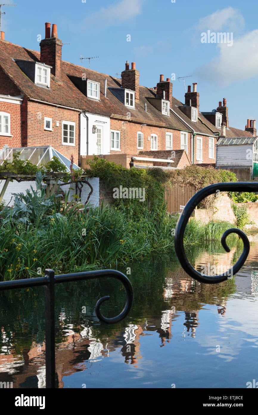 Victorian maisons et jardins le long de la rivière Stour à Canterbury, Kent, UK. Banque D'Images