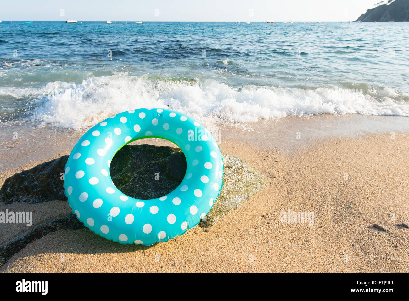 L'Espagnol Costa Brava paysage plage avec des jouets gonflables Banque D'Images