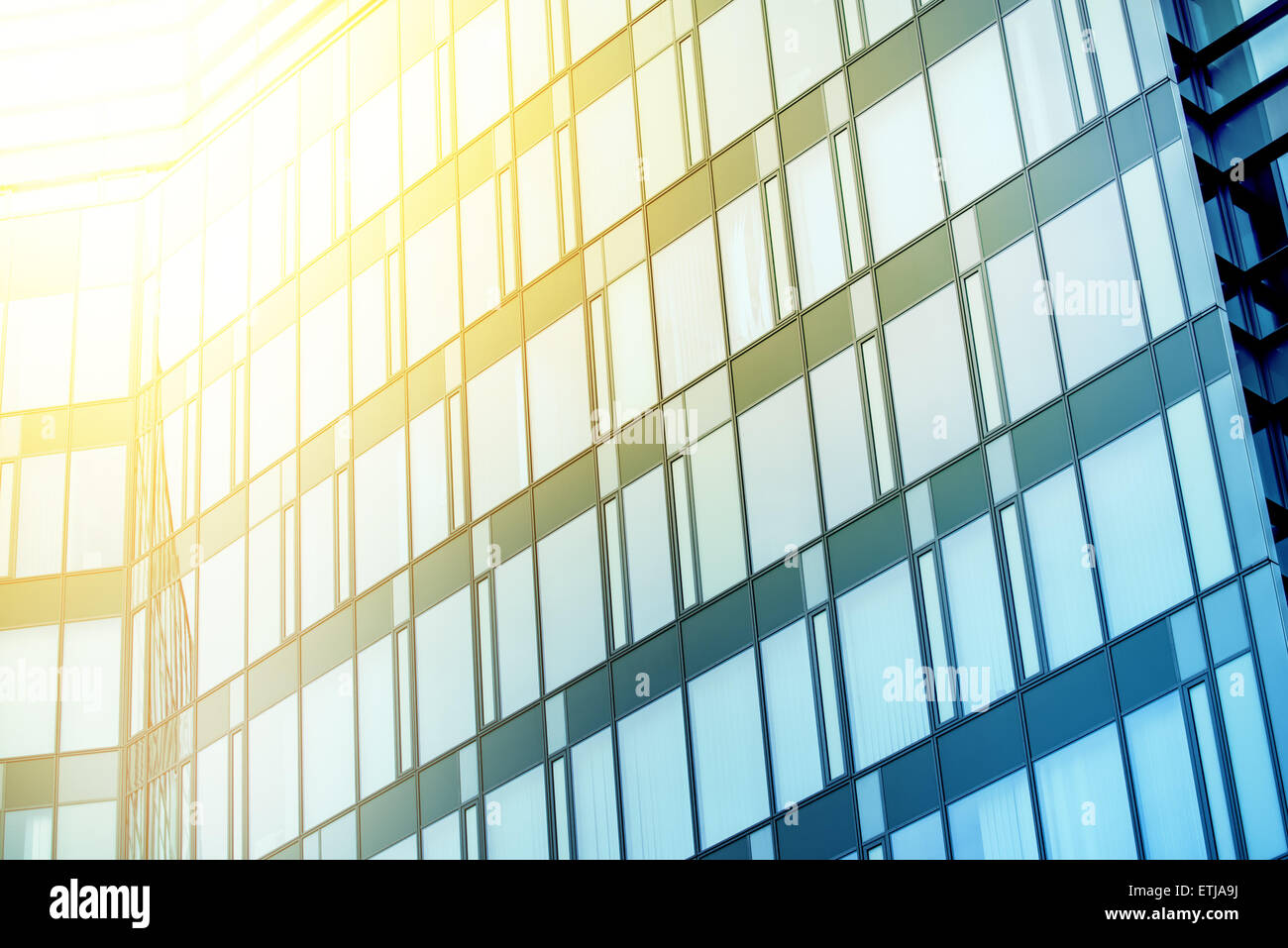 Immeuble de bureaux d'affaires moderne Modèle de répétition Windows, façade en verre bleu avec des lignes géométriques qui reflète la lumière du soleil, Banque D'Images