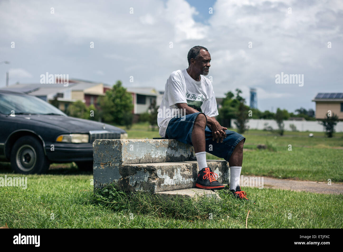 (150614) -- LA NOUVELLE ORLÉANS, le 14 juin 2015 (Xinhua) -- Robert Green, un résident du quartier neuvième survivant et de l'ouragan Katrina, est assis sur les étapes qu'une fois en voyant sa mère s'abaisser Ninth Ward accueil à la Nouvelle Orléans, à Lower Ninth Ward, La Nouvelle-Orléans, 12 juin, 2015. Green a perdu sa mère et sa petite-fille en 2005, l'ouragan dévastateur Katrina. Dix ans après l'ouragan Katrina a la Nouvelle Orléans pour ses genoux et laissé une empreinte émotionnelle à travers les États-Unis en tant que personnes vu comment le gouvernement américain n'a pas réussi à répondre rapidement, essentiellement une communauté afro-américaine de la ville encore Banque D'Images