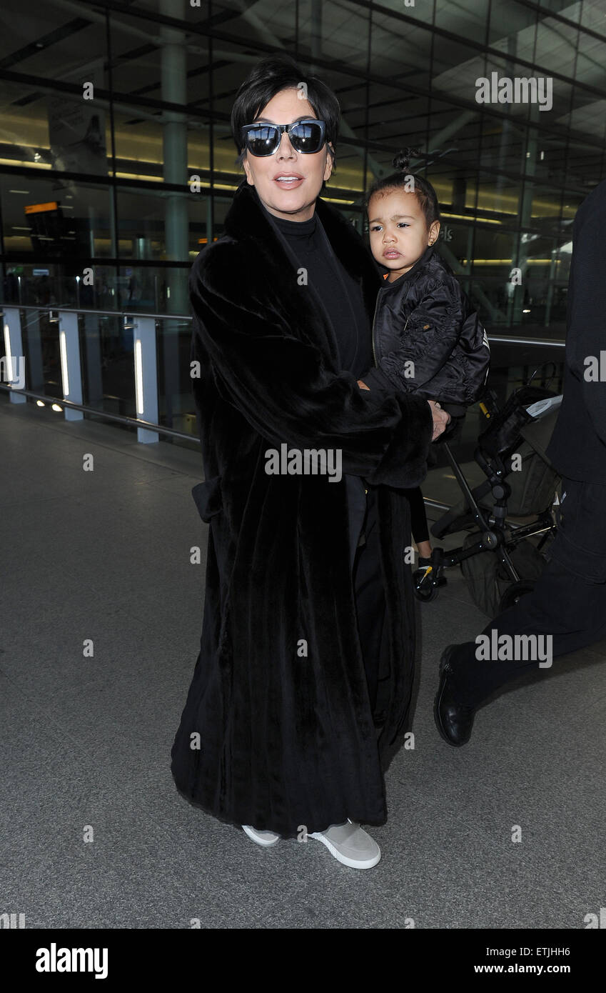 Kris Jenner, portant une paire de Kanye West x Adidas Originals Yeezy 750  Boost, arrive à l'aéroport de Heathrow carrying baby Nord Ouest, qui  portait un 'Yeezus Tour' blouson pour soutenir son