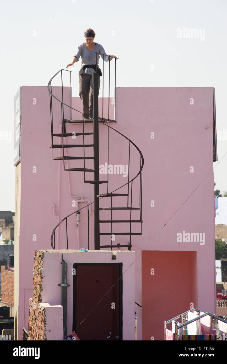 La descente d'une femme européenne en colimaçon. Mur rose, Pushkar, Rajasthan, India Banque D'Images