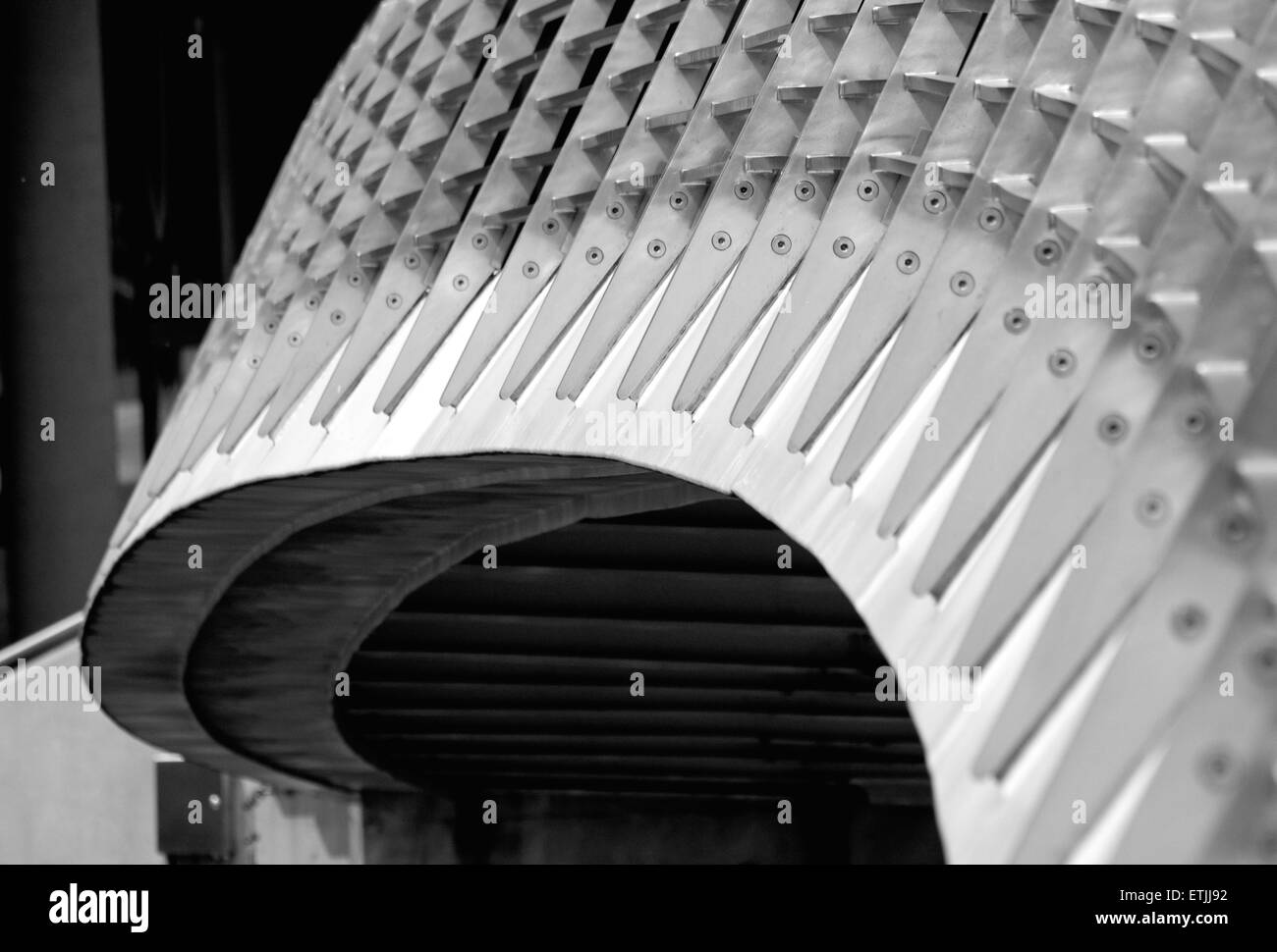 Panneaux motif créé par les garde-corps sur la passerelle reliant le Manchester et Salford côtés de Media City. Banque D'Images