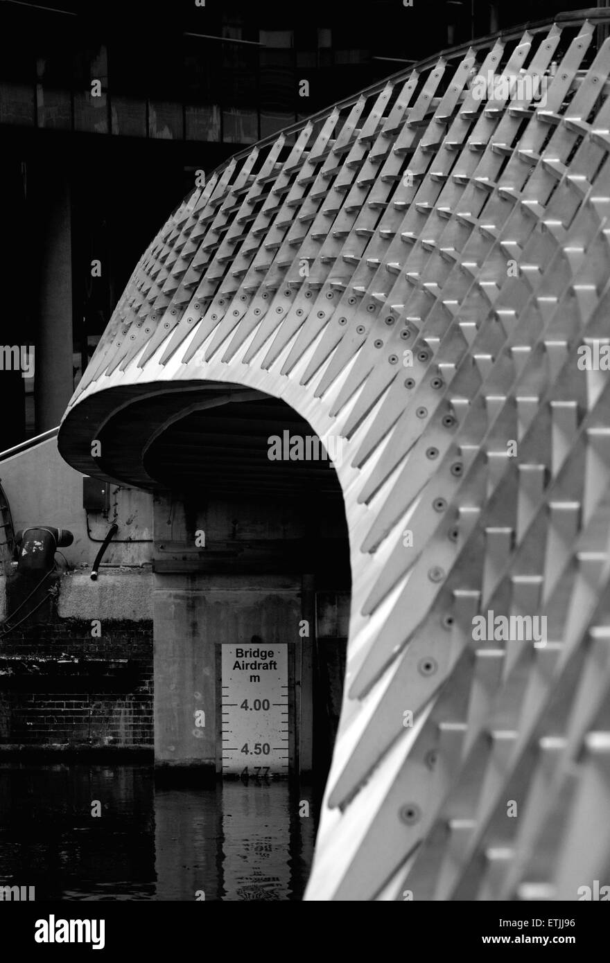 Panneaux motif créé par les garde-corps sur la passerelle reliant le Manchester et Salford côtés de Media City. Banque D'Images