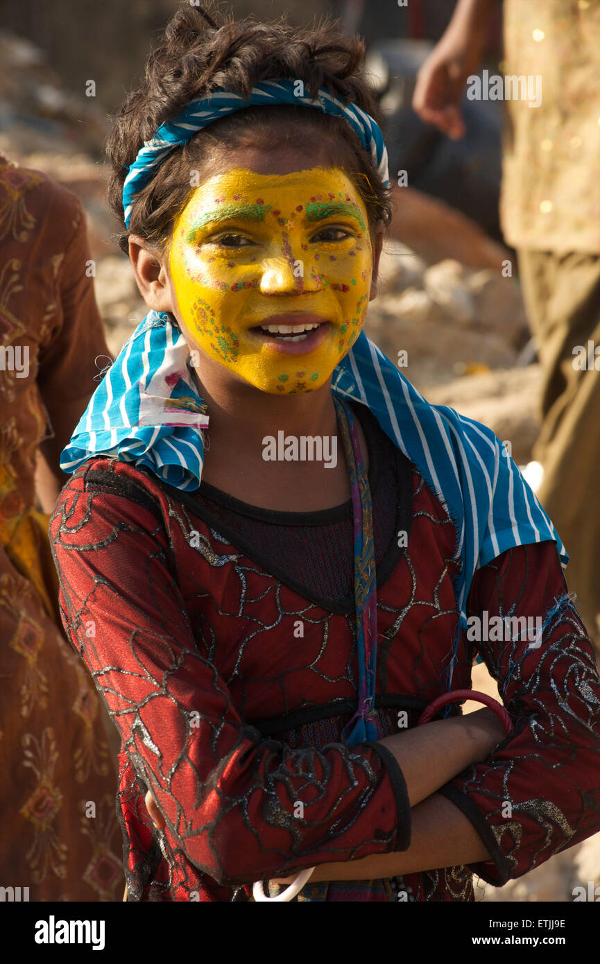 Les jeunes artistes de l'Inde avec son visage peint en jaune. Foire de Pushkar, Rajasthan, India Banque D'Images