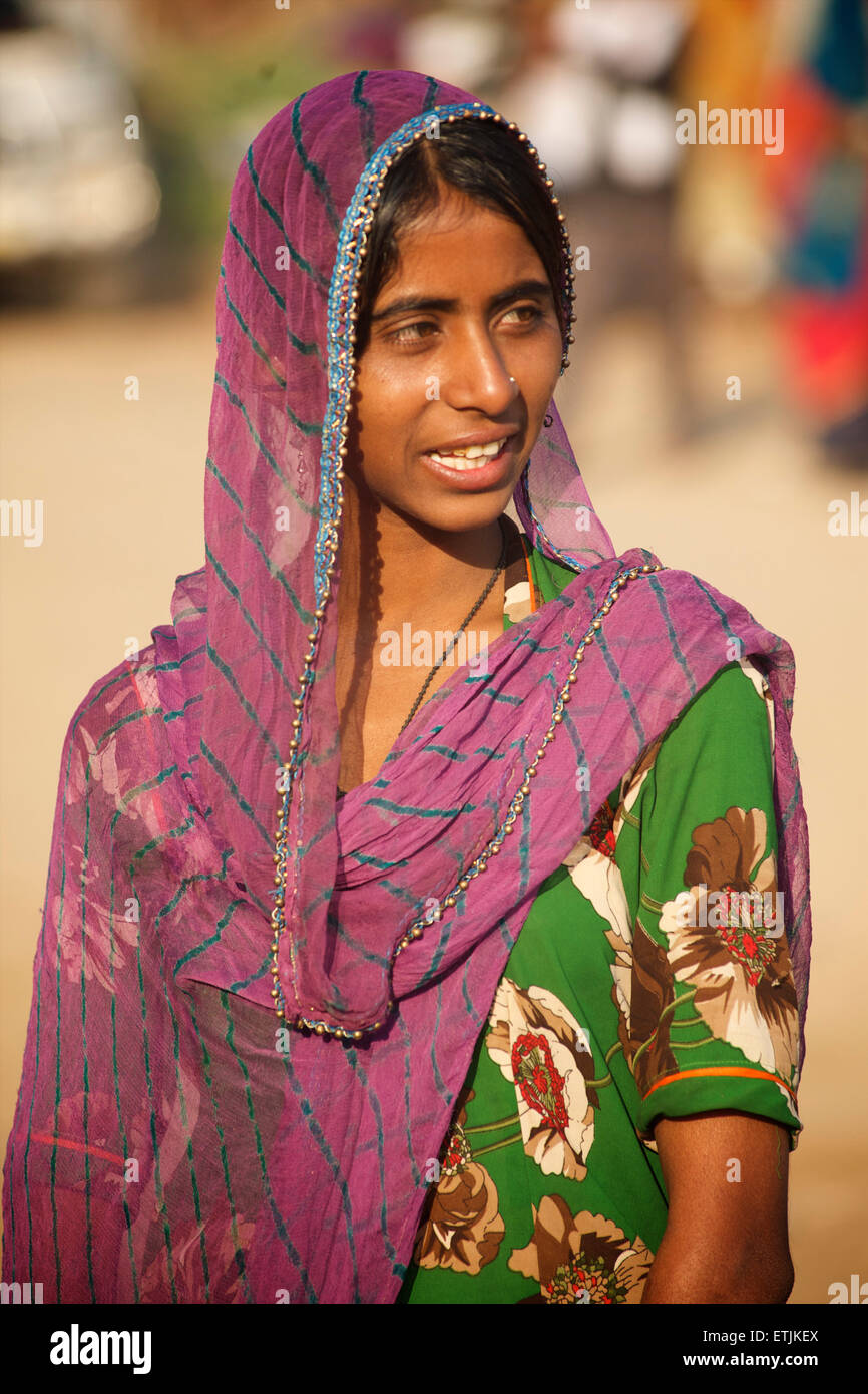 Femme indienne en robe de style Rajasthani. Pushkar, Rajasthan, India Banque D'Images