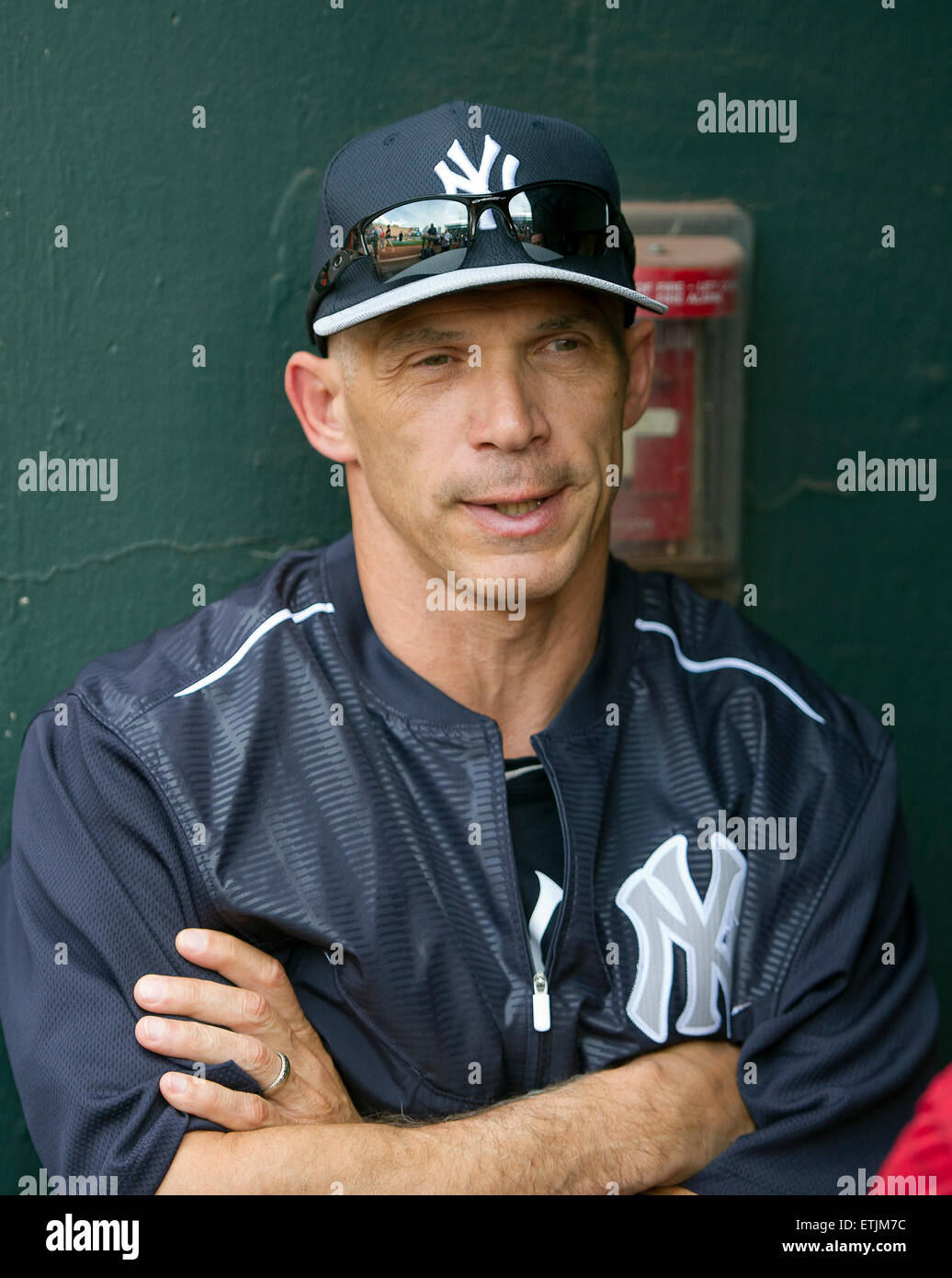 New York Yankees gérant Joe Girardi (28) est interviewé avant le match contre les Orioles de Baltimore à l'Oriole Park at Camden Yards de Baltimore, MD, le vendredi 12 juin 2015. Credit : Ron Sachs/CNP (restriction : NO New York ou le New Jersey Journaux ou journaux dans un rayon de 75 km de la ville de New York) Banque D'Images