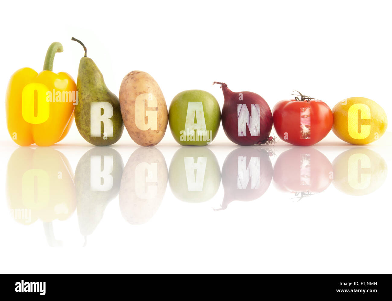 Mot organique écrit à l'aide d'une ligne de fruits et légumes sur un fond blanc Banque D'Images