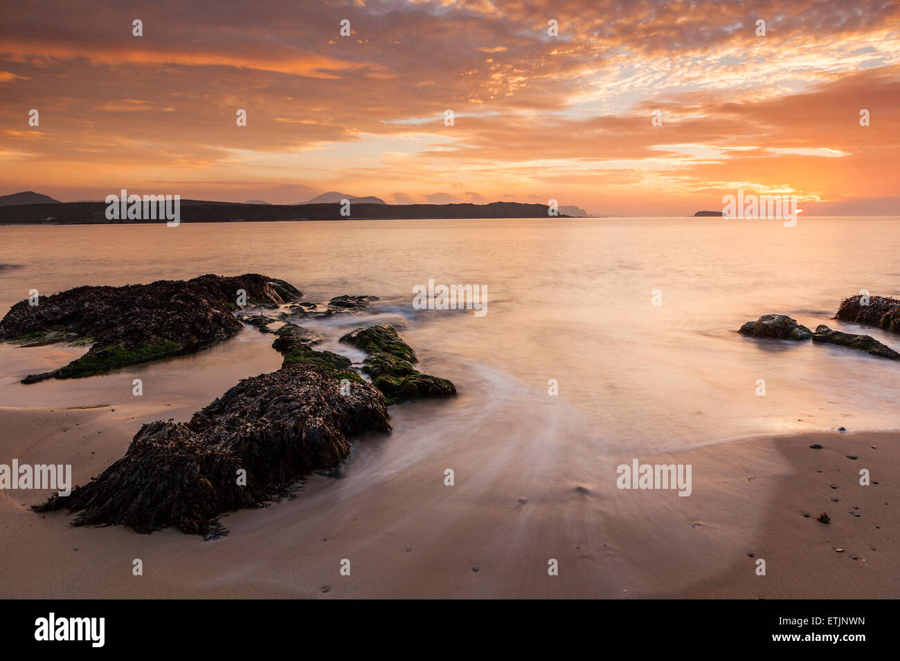 Coucher du soleil sur les cinq doigts strand, péninsule d'Inishowen, comté de Donegal, Irlande. Près de Malin Head, c'est une destination populaire pour les touristes et les habitants Banque D'Images