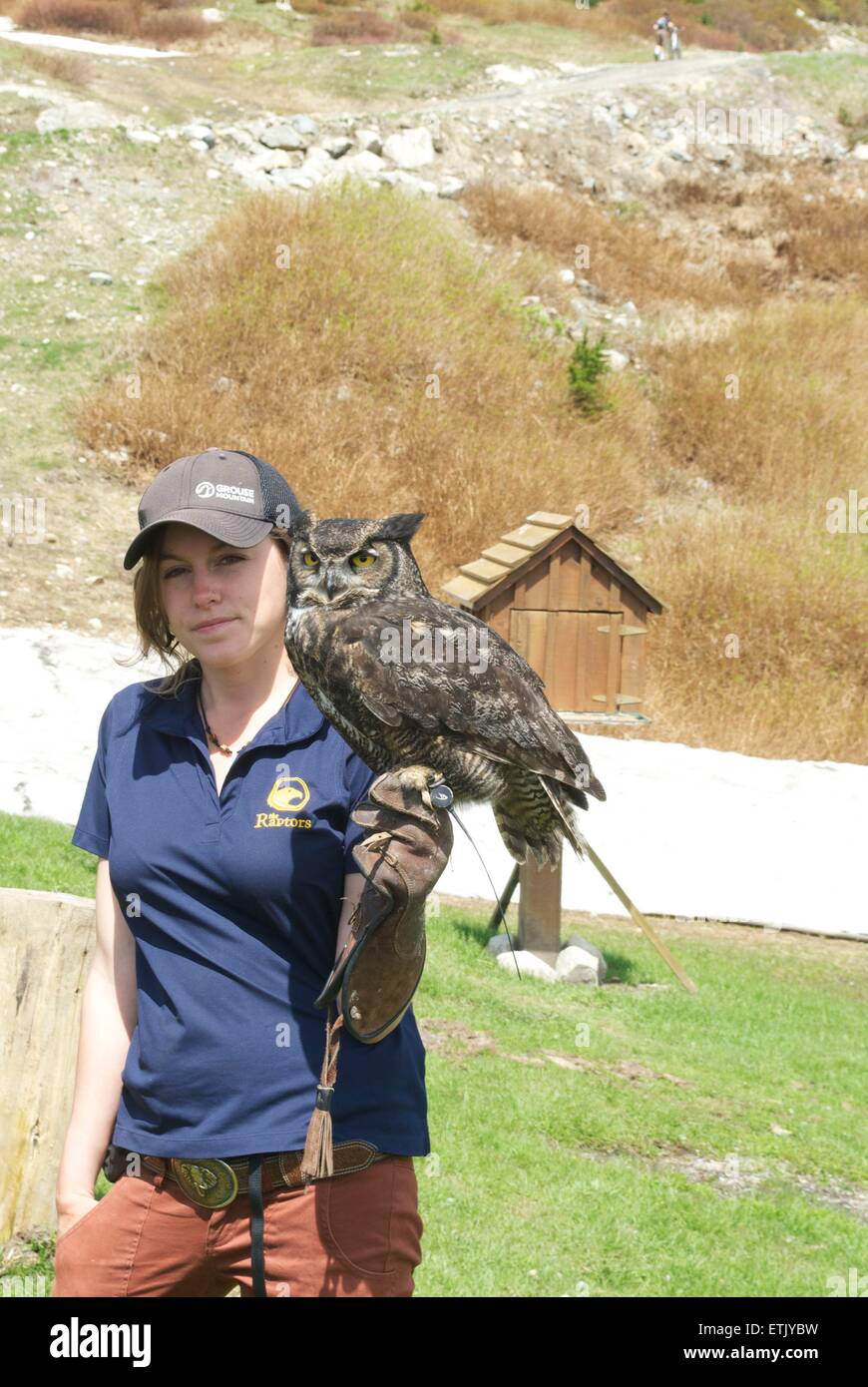 Une femme avec un hibou sur le dessus de la montagne Grouse Banque D'Images