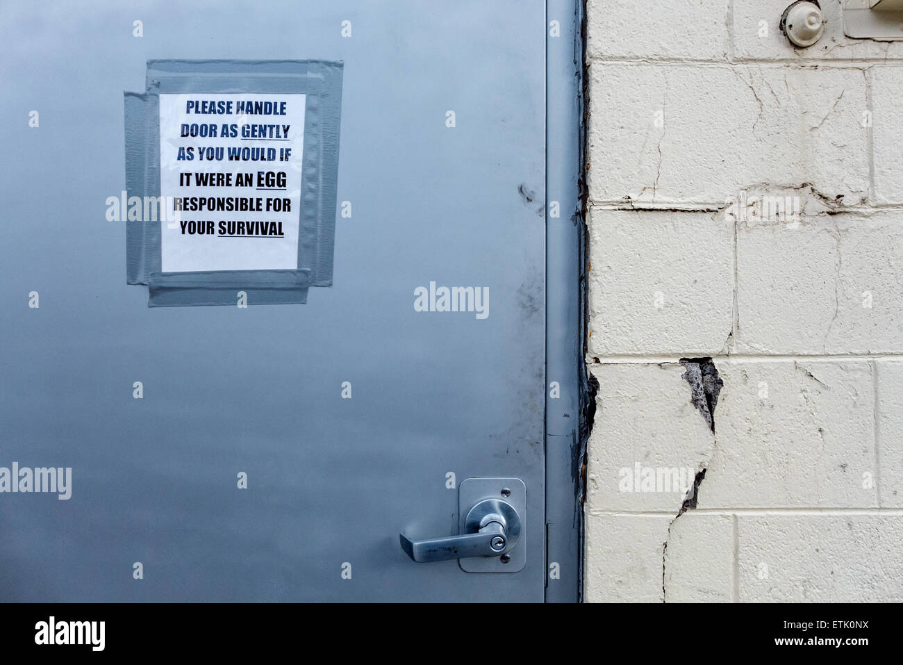 Affiche de porte d'encourager les gens à traiter la porte doucement et ne pas le laisser se ferment ou font beaucoup de bruit. Banque D'Images