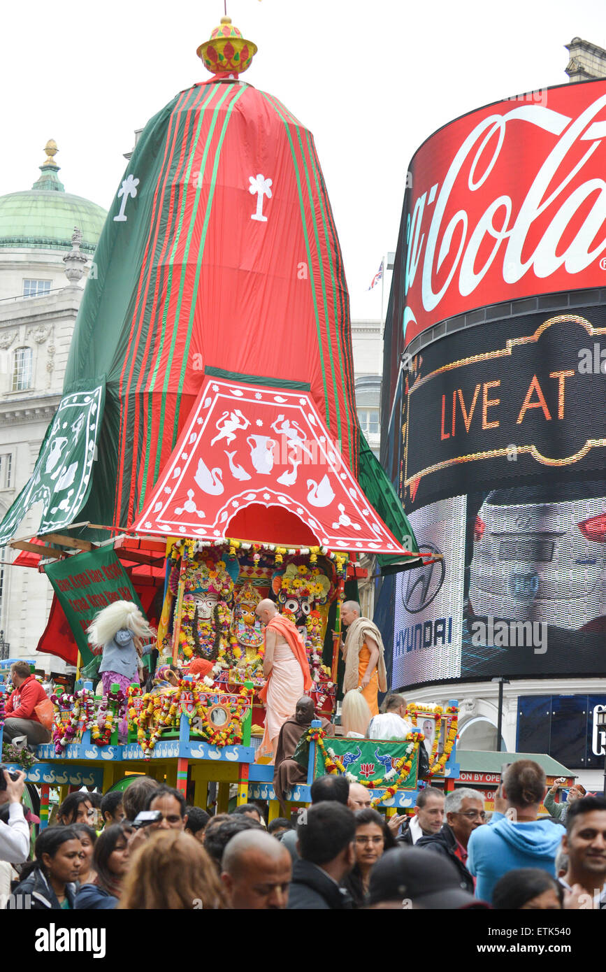 Le centre de Londres, au Royaume-Uni. 14 juin 2015. Le festival de Rathayatra est célébré à Londres par les dévots du Seigneur Krishna, avec une procession de Hyde Park Corner à Trafalgar Square. Crédit : Matthieu Chattle/Alamy Live News Banque D'Images