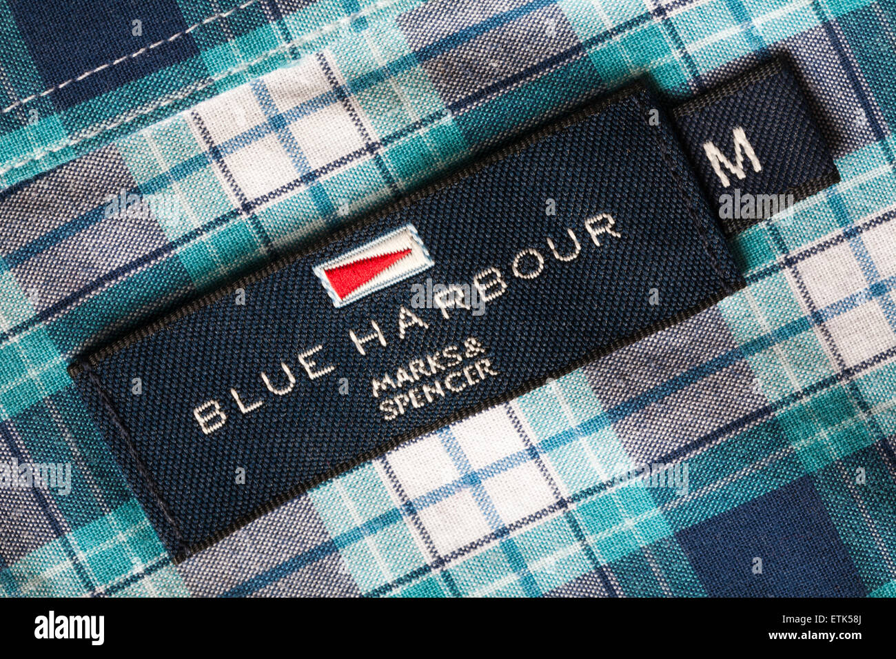 Marks & Spencer Blue Harbour label dans mans chemise à carreaux Photo Stock  - Alamy