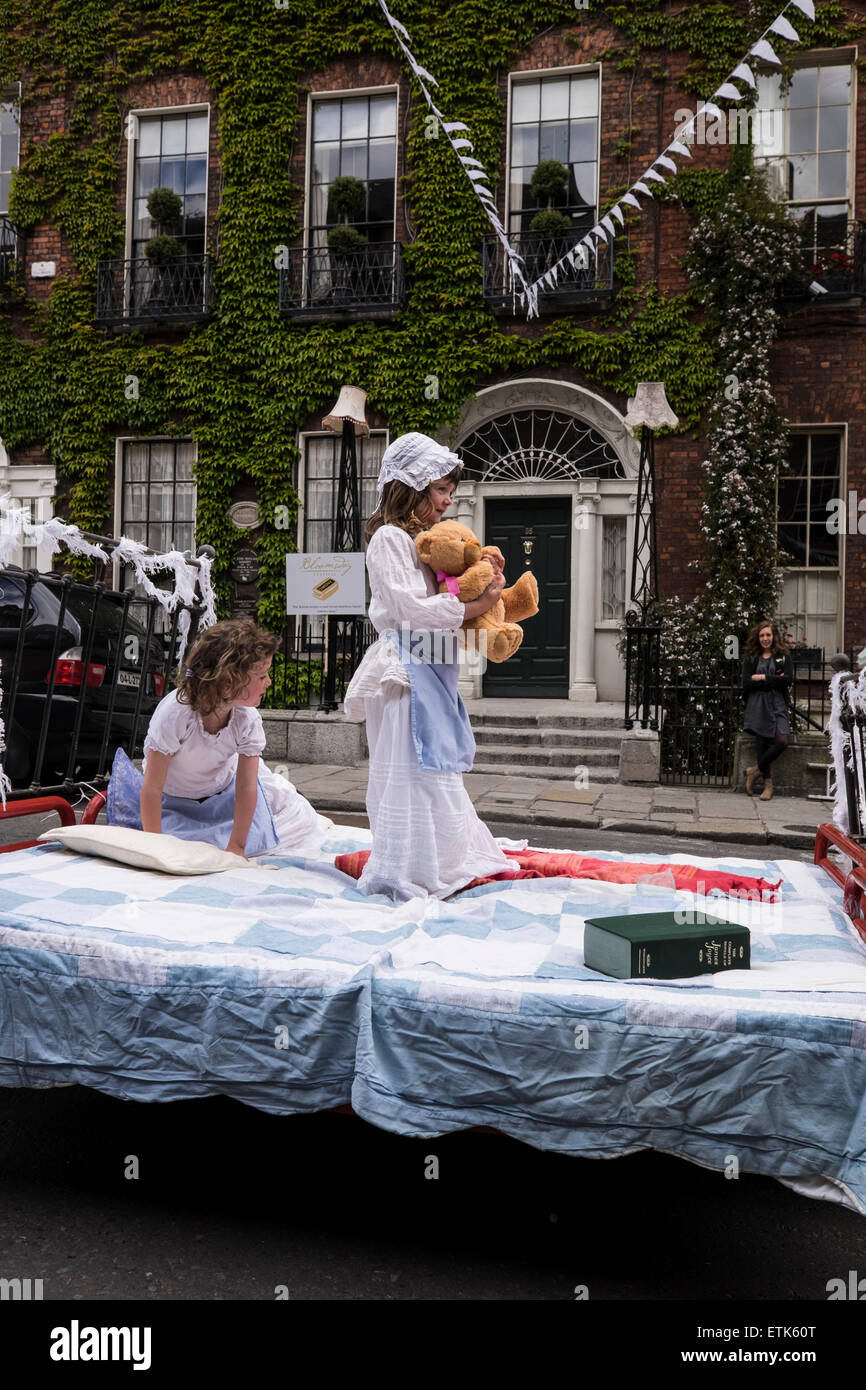 North Great Georges Street, Dublin, Irlande. 14 Juin, 2015. Le James Joyce Centre ainsi que les organisateurs de l'événement, Happenings, présente l'étrange Bloomsday brunch, un événement annuel dans le cadre du Bloomsday festival célébrant l'œuvre de James Joyce. Credit : Phil Crean A/Alamy Live News Banque D'Images