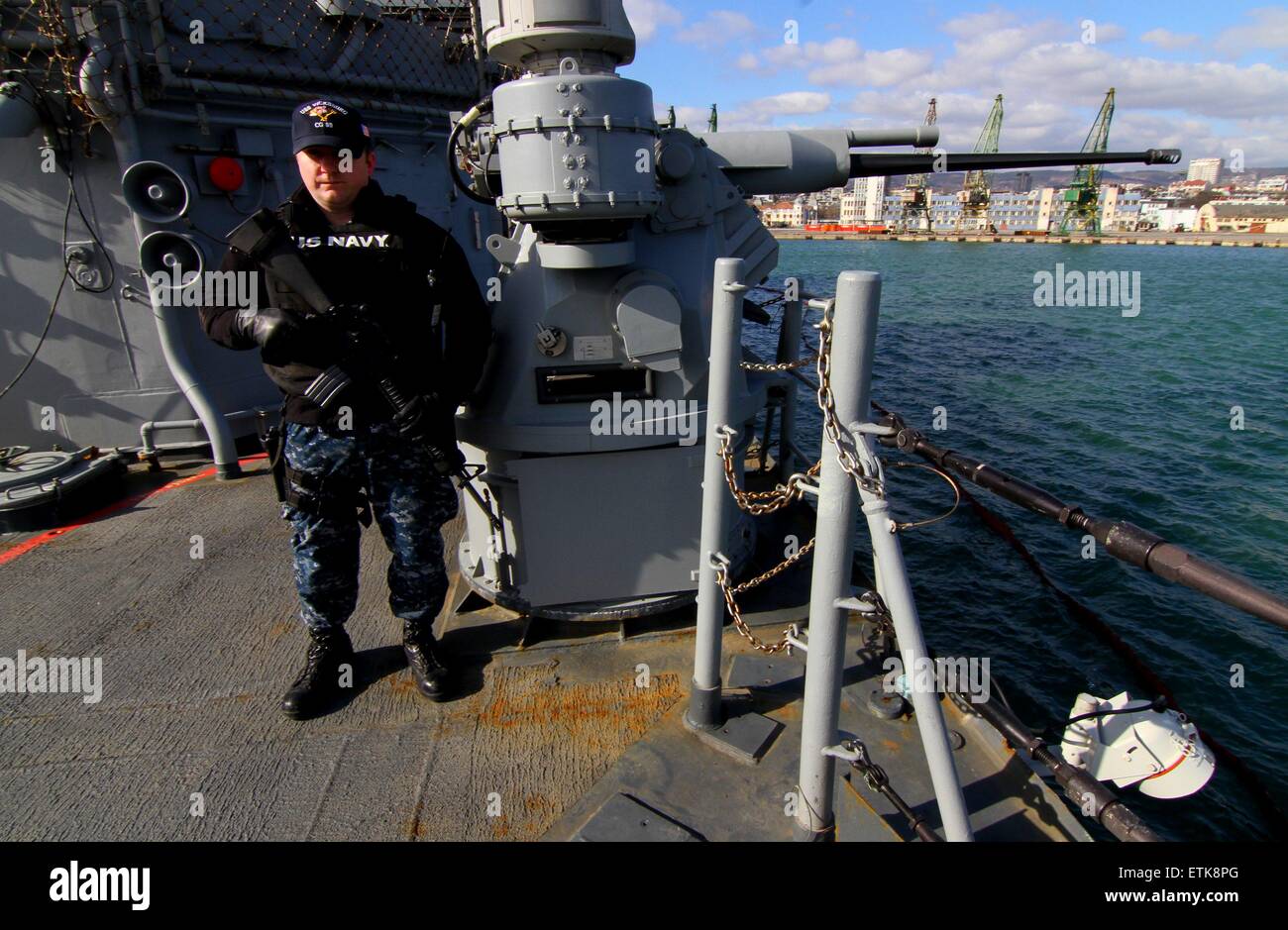 Nous Navyshows les armes nucléaires le navire amiral USS Vicksburg (CG 69) dans le port de la mer Noire bulgare de Varna, à environ 450 km (280 miles) au nord-est de la capitale Sofia, Dimanche, Mars, 08, 2015. Les navires de l'OTAN attribué à l'OTAN (SNMG2) est arrivé dans la ville de la mer Noire pour l'exploitation et de former avec les navires de la Bulgare, Roumain et Turc marines. Cette formation comprendra anti-aérienne simulée et anti-sous-marine, ainsi que des exercices de simulation d'attaques de petits bateaux et navires de base manœuvres de manipulation. Dirigé par Adm arrière. Brad Williamson (USA N), le SNMG2 est actuellement composée d'e Banque D'Images