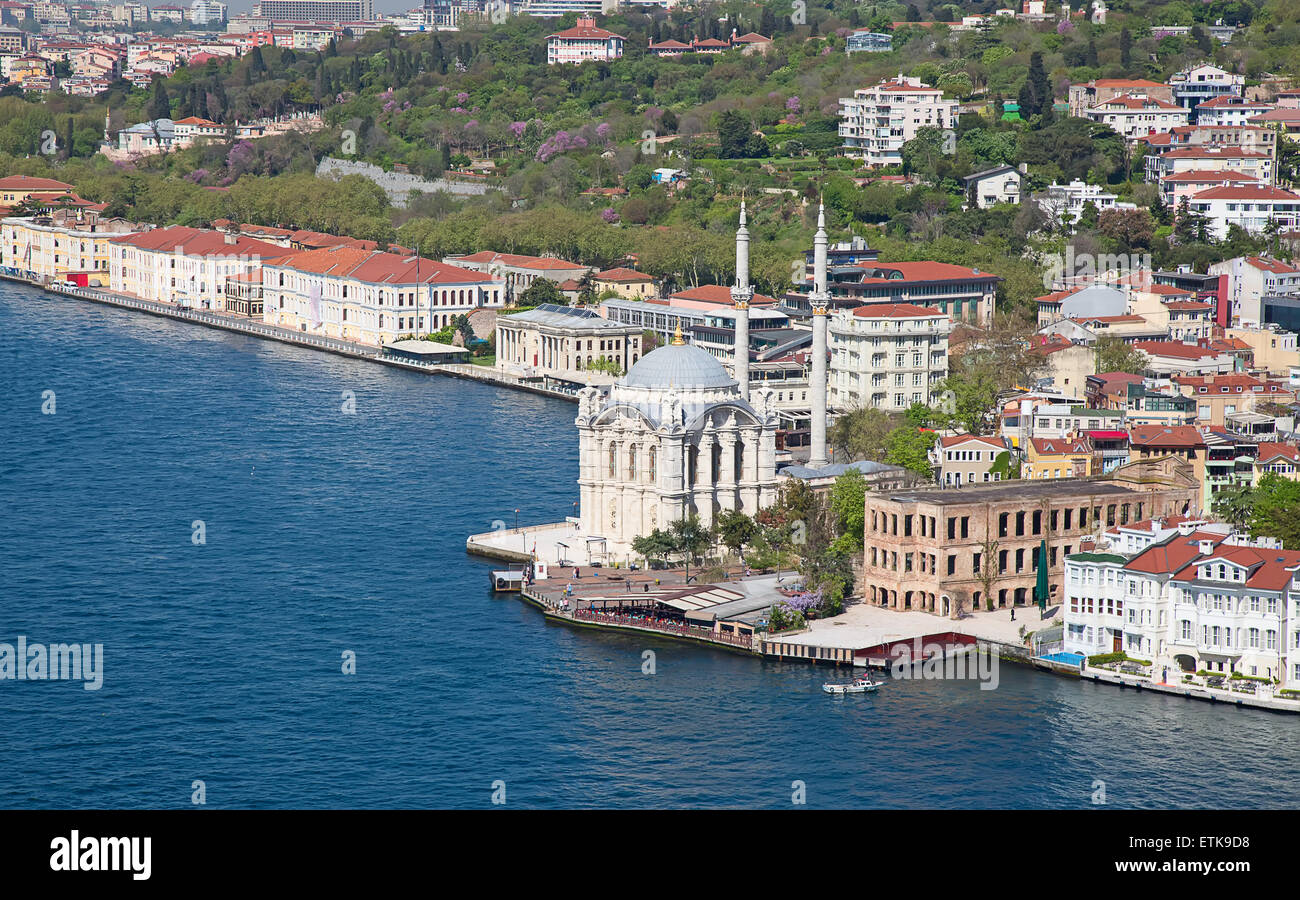 Célèbre mosquée Ortakôy' près de pont du Bosphore à Istanbul Banque D'Images