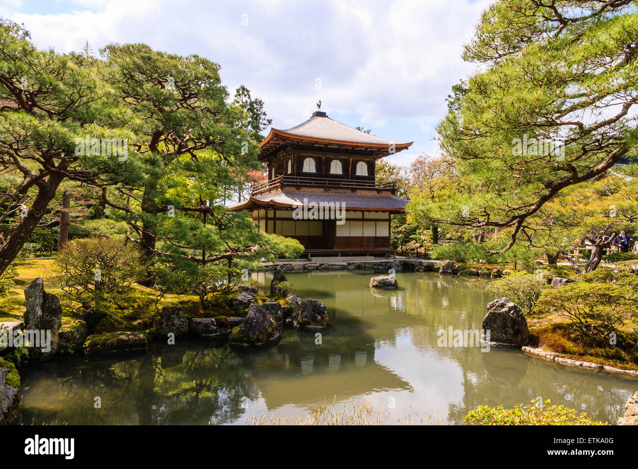 Le Pavillon d'argent vu de l'autre côté Kinkyochi (étang de miroir Brocade), au Higashiyama Jisho-ji, plus connu sous le nom de temple de Ginkaku-ji. Banque D'Images