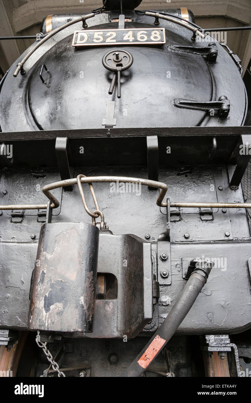 Japon, Kyoto, Umekoji Steam Locomotive Museum. Vue en bas angle de l'avant de la locomotive à vapeur modèle D52468 1946 Showa 23. Banque D'Images