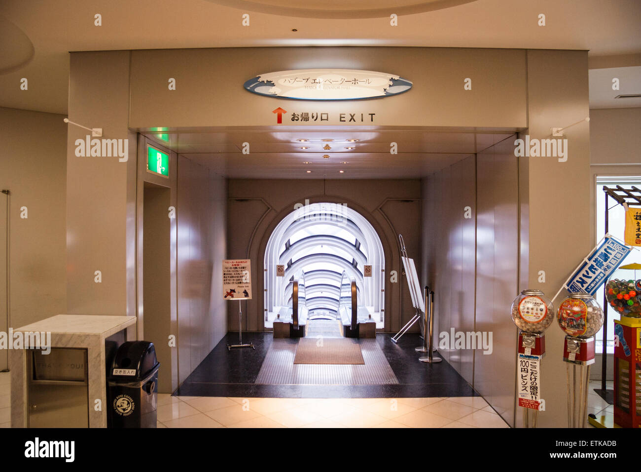 Japon, Osaka. Intérieur de l'Observatoire flottant du jardin de l'Umeda Sky Building. Sortez à des niveaux inférieurs et par un escalator en verre fermé. Banque D'Images