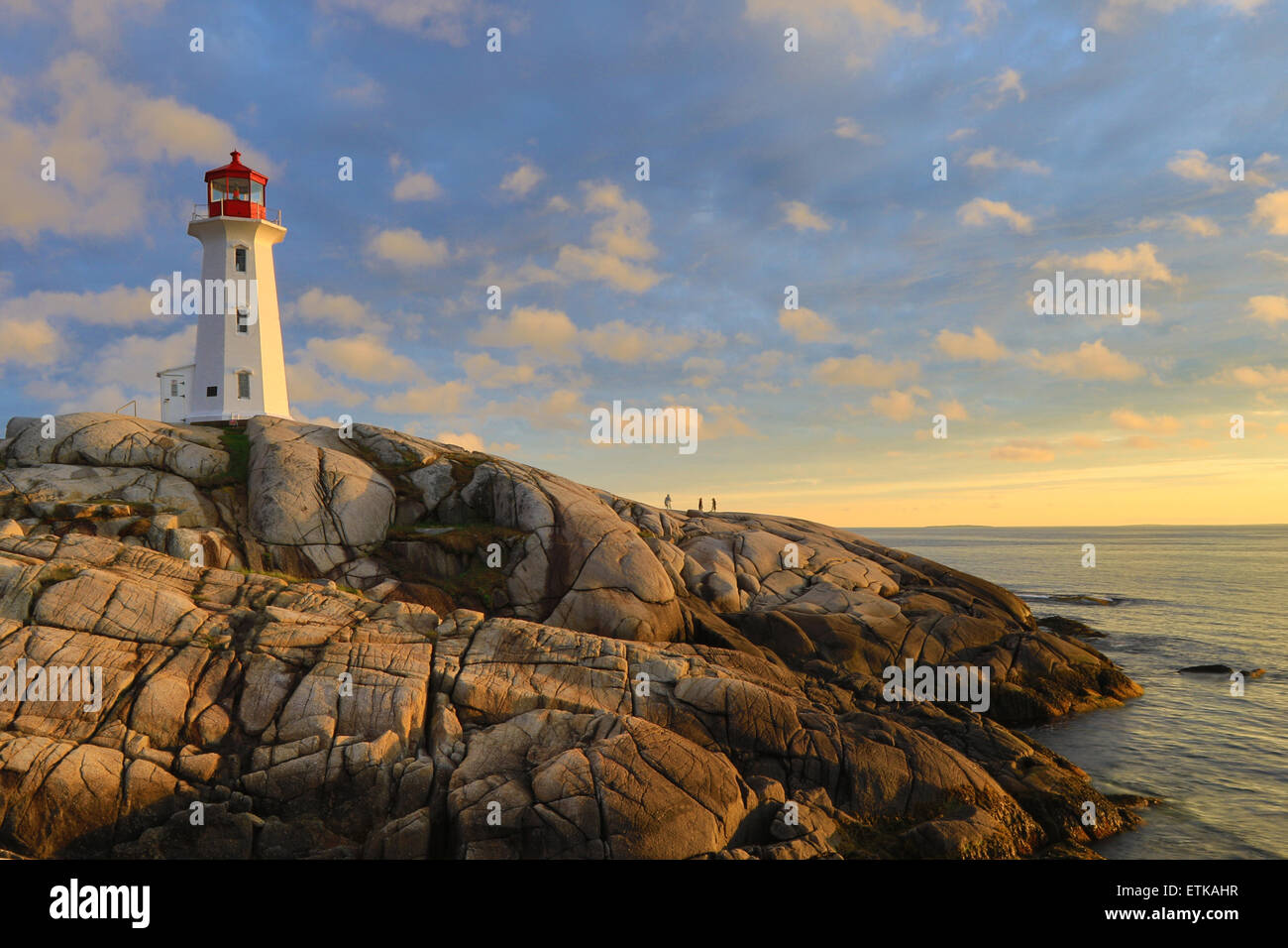 Le phare de Peggy's Cove, Light House, Peggy's Cove en Nouvelle-Écosse, au Canada avec des couleurs de ciel coucher de soleil paysage. Banque D'Images