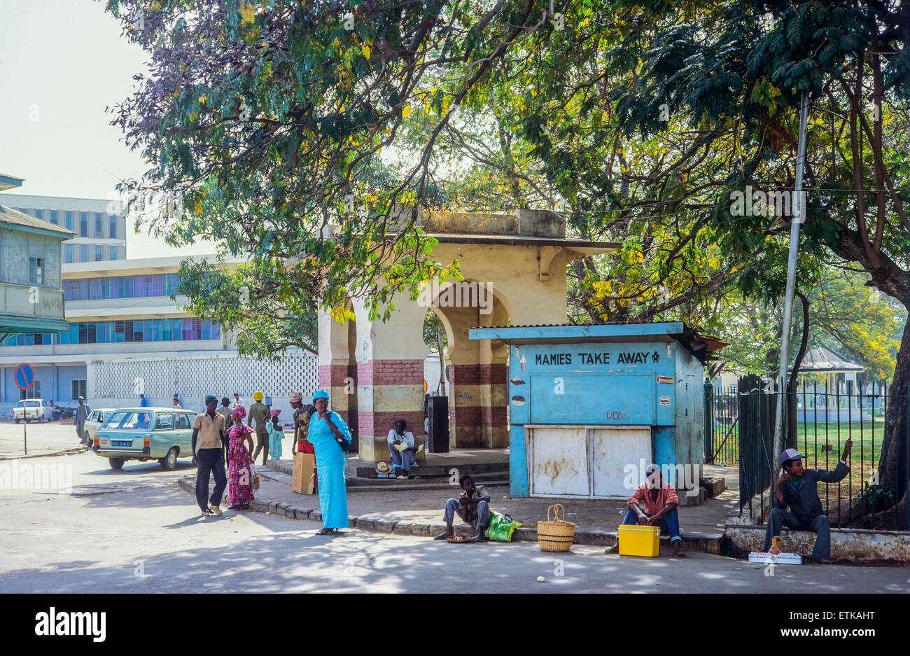 Station de bus et de marchands de rue, Banjul, Gambie, Afrique de l'Ouest Banque D'Images