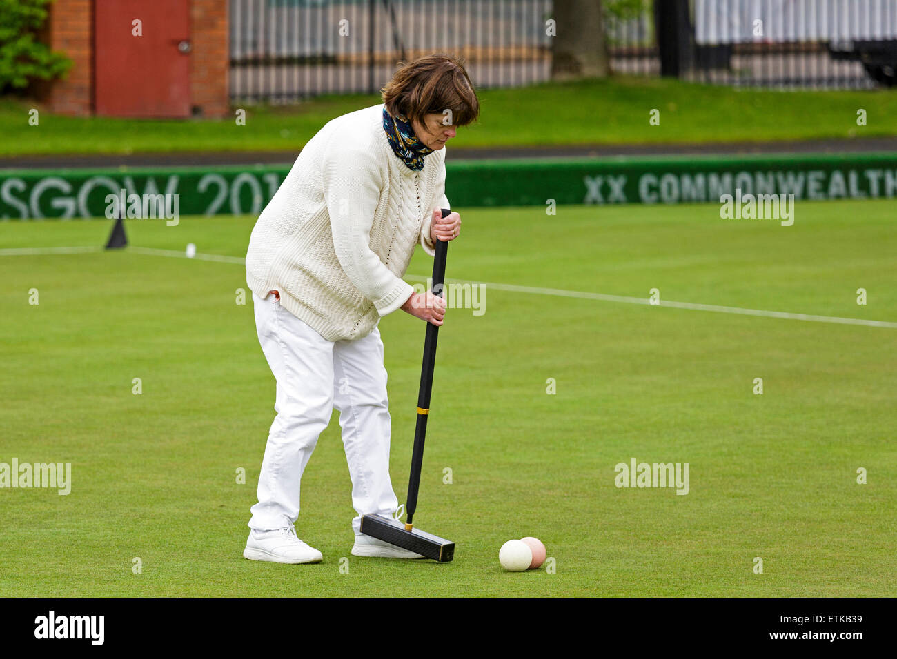 Glasgow, Ecosse, Royaume-Uni. 14 Juin, 2015. Le samedi 13 juin et dimanche 14 juin Glasgow a accueilli la rencontre annuelle des Quatre Nations tournoi de croquet au parc Kelvingrove et organisé par l'Association Croquet écossais. Les joueurs de l'Ecosse, Irlande, Angleterre et Pays de Galles chaque joué 5 'rubbers' contre les équipes adverses. Cette année, l'équipe gagnante était l'Angleterre. L'image est de Jane Morrison un joueur de l'équipe irlandaise de Limerick. Credit : Findlay/Alamy Live News Banque D'Images