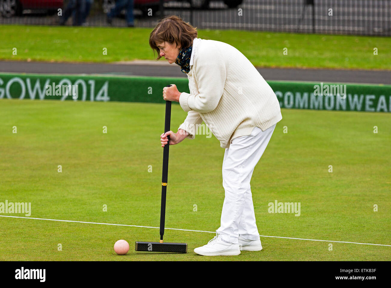 Glasgow, Ecosse, Royaume-Uni. 14 Juin, 2015. Le samedi 13 juin et dimanche 14 juin Glasgow a accueilli la rencontre annuelle des Quatre Nations tournoi de croquet au parc Kelvingrove et organisé par l'Association Croquet écossais. Les joueurs de l'Ecosse, Irlande, Angleterre et Pays de Galles chaque joué 5 'rubbers' contre les équipes adverses. Cette année, l'équipe gagnante était l'Angleterre. L'image est de Jane Morrison, un joueur de l'équipe irlandaise de Limerick : Crédit Findlay/Alamy Live News Banque D'Images