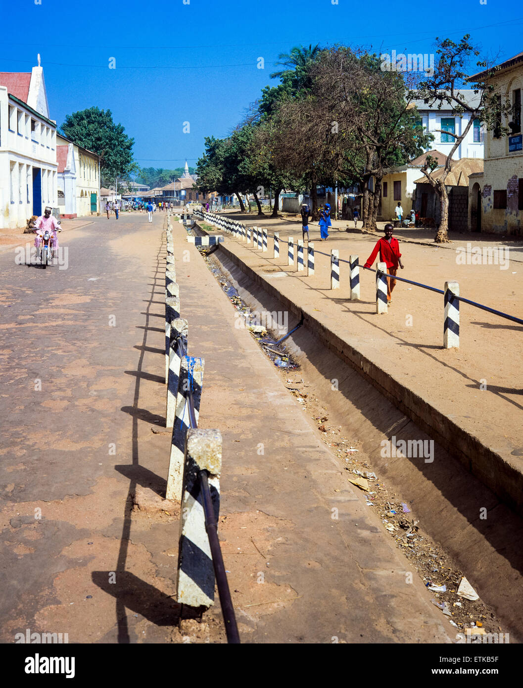 Gouttière centrale protégée de la rue, Banjul, Gambie, Afrique de l'Ouest Banque D'Images