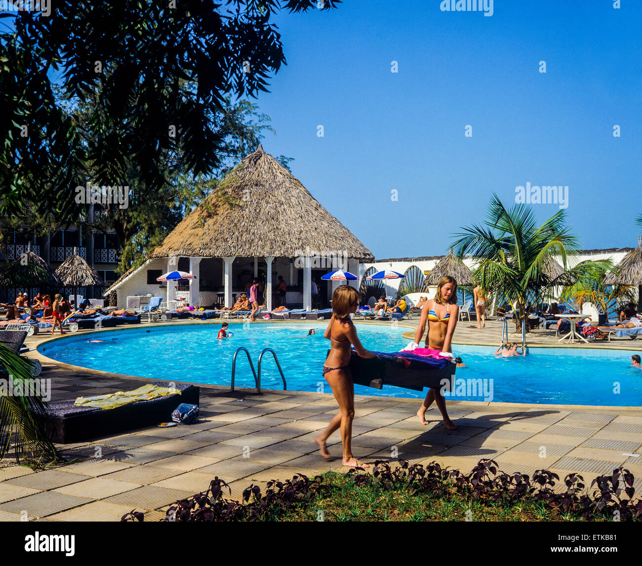 Piscine intérieure, l'Atlantic Hotel, Banjul, Gambie, Afrique de l'Ouest Banque D'Images