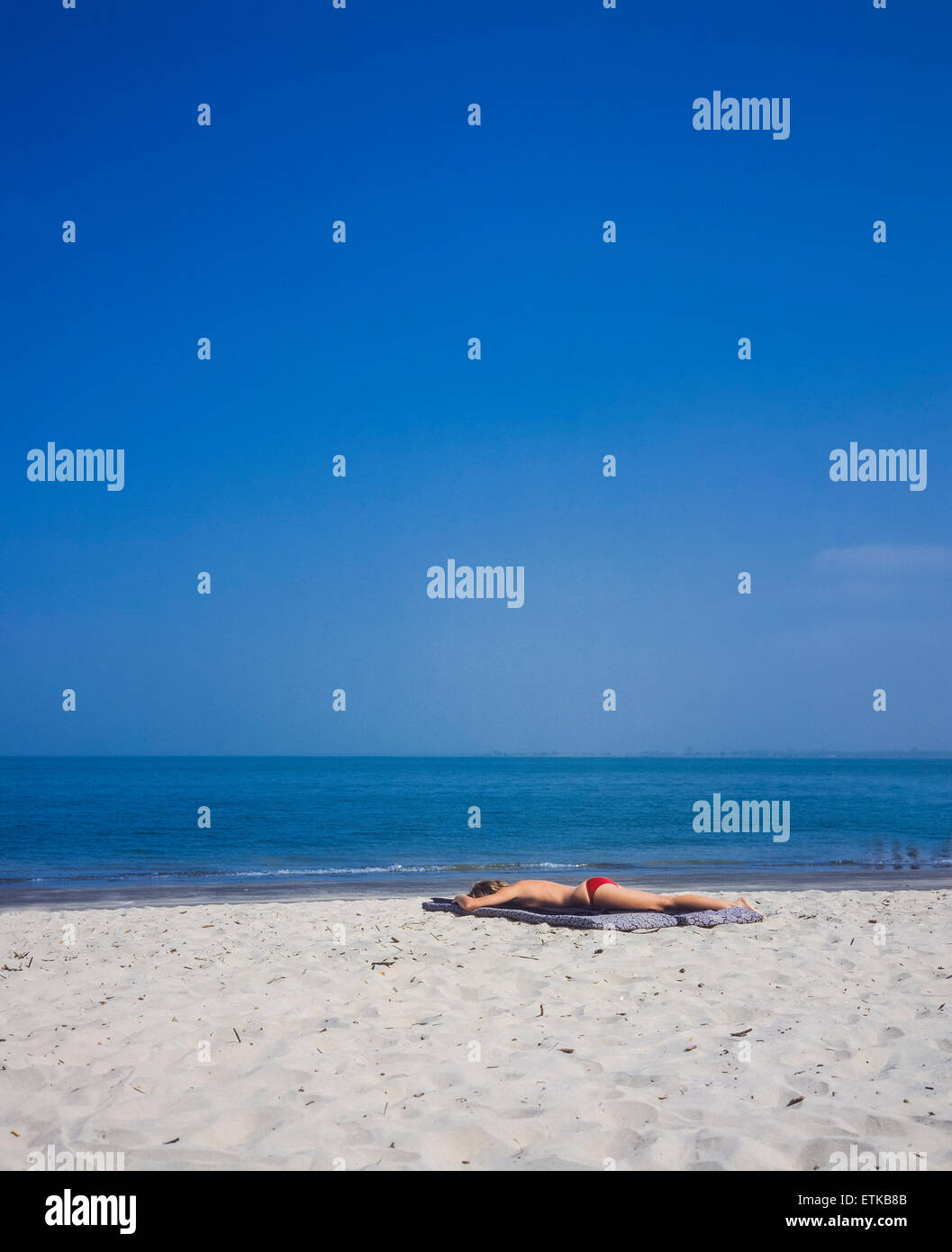 De soleil femme son dos sur plage, Gambie, Afrique de l'Ouest Banque D'Images