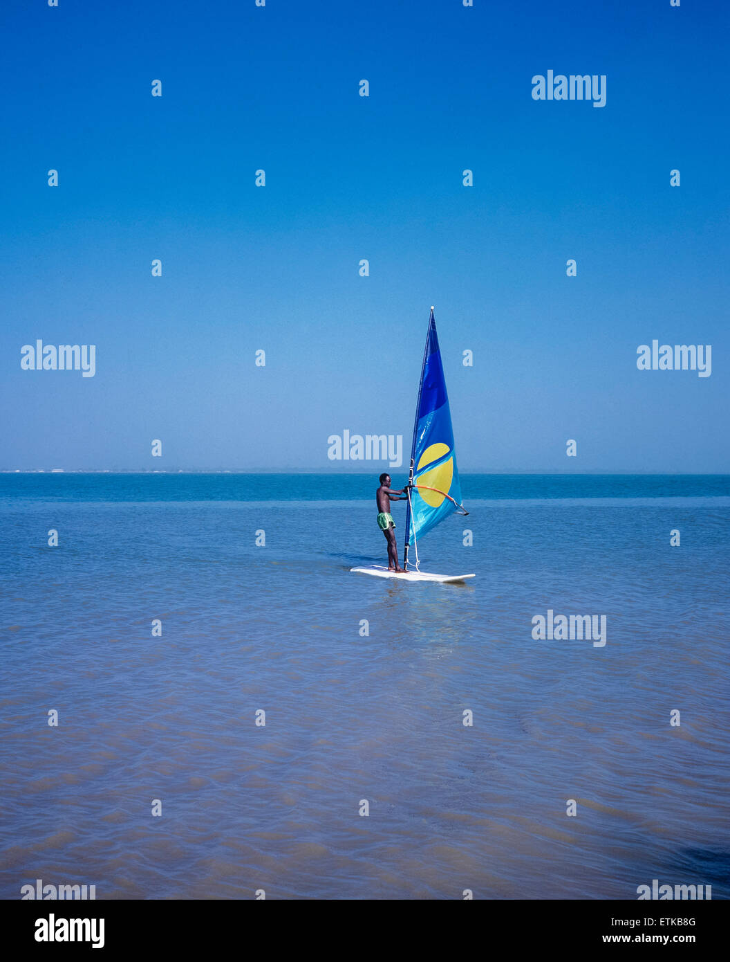 Planche à voile, l'homme de la Gambie Gambie, Afrique de l'Ouest Banque D'Images