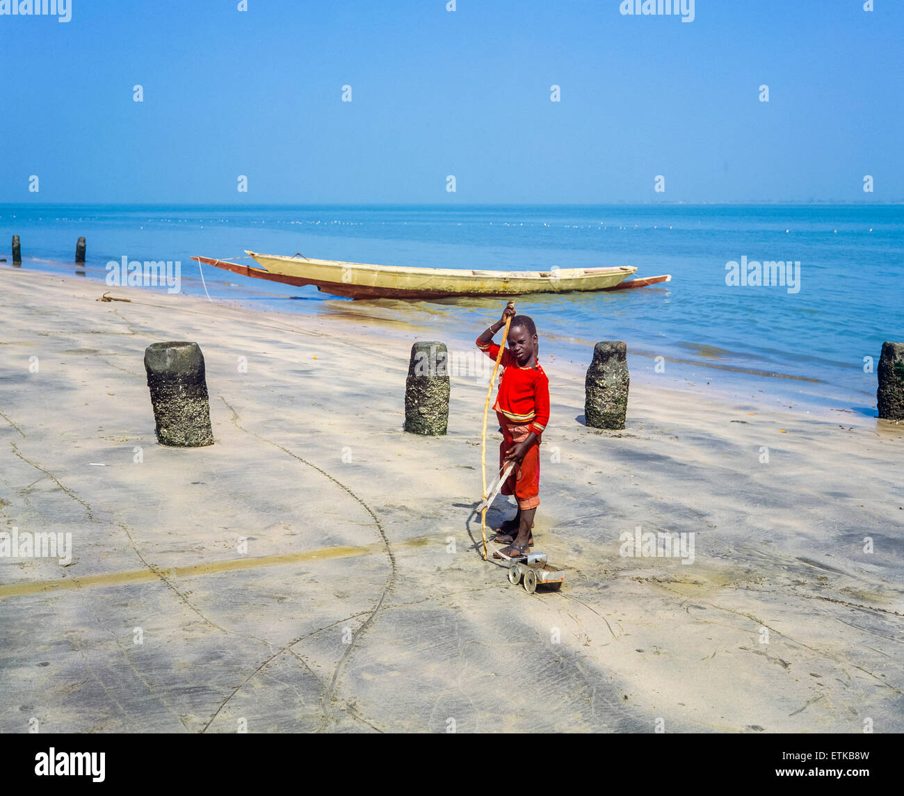 Petit garçon gambiens en jouant avec son camion maison jouet sur plage, Gambie, Afrique de l'Ouest Banque D'Images