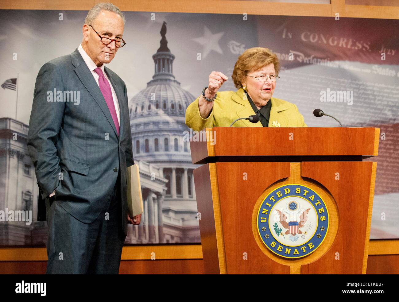 Le sénateur Barbara Mikulski démocratique américain avec le sénateur Chuck Schumer discuter le Fast Track Trade Bill voter le 9 juin 2015 à Washington, DC. Banque D'Images