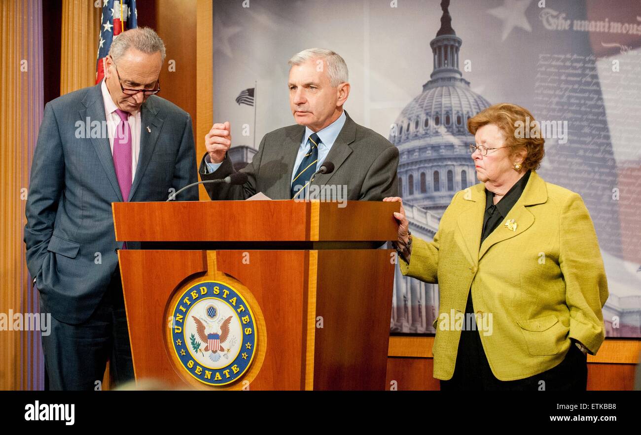 Le sénateur démocrate américain Jack Reed avec les sénateurs Barbara Mikulski et Chuck Schumer discuter le Fast Track Trade Bill voter le 9 juin 2015 à Washington, DC. Banque D'Images