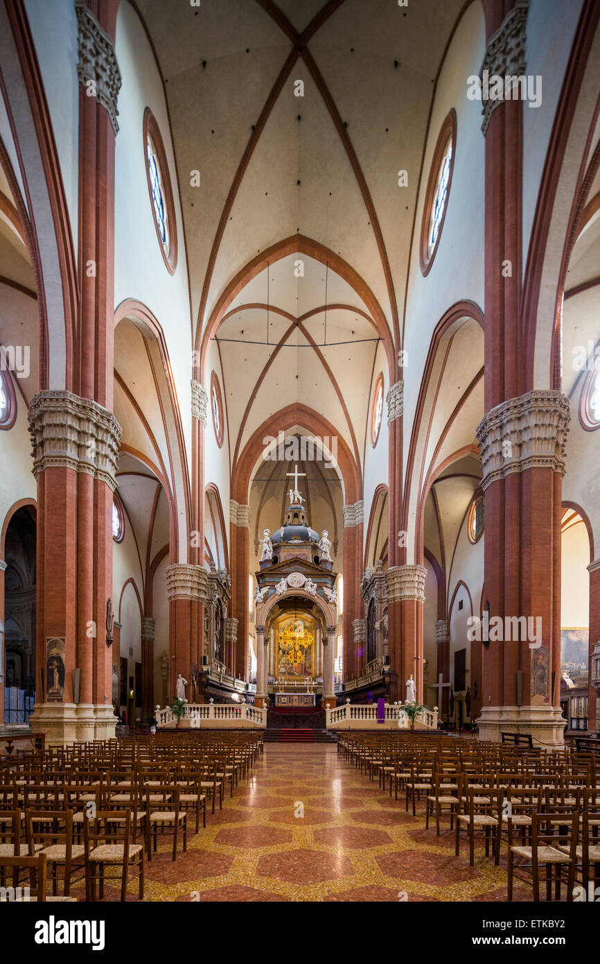 Nef, basilique San Petronio, Bologne, Emilie-Romagne, Italie. Banque D'Images