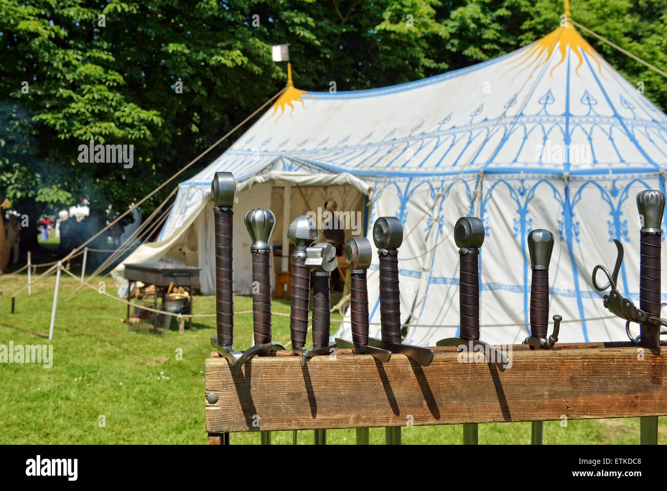 DEURNE, BELGIQUE-Juin 13, 2015 : la reconstruction de la ville médiévale de camping des chevaliers au cours de Fete Medievale dans parc de Deurne Banque D'Images