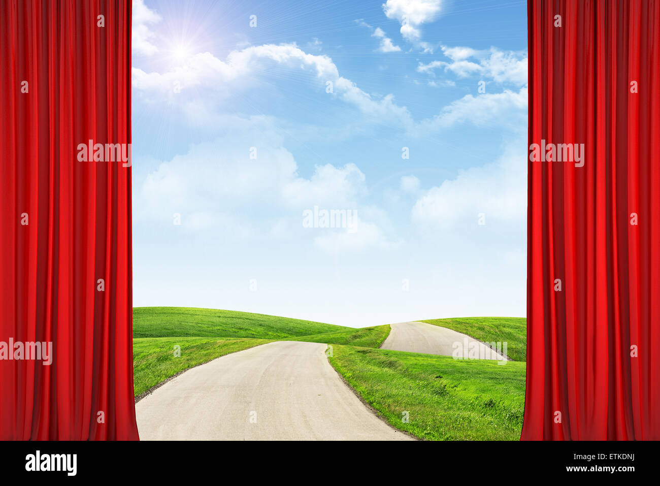 Les rideaux et le paysage sous ciel bleu avec road Banque D'Images
