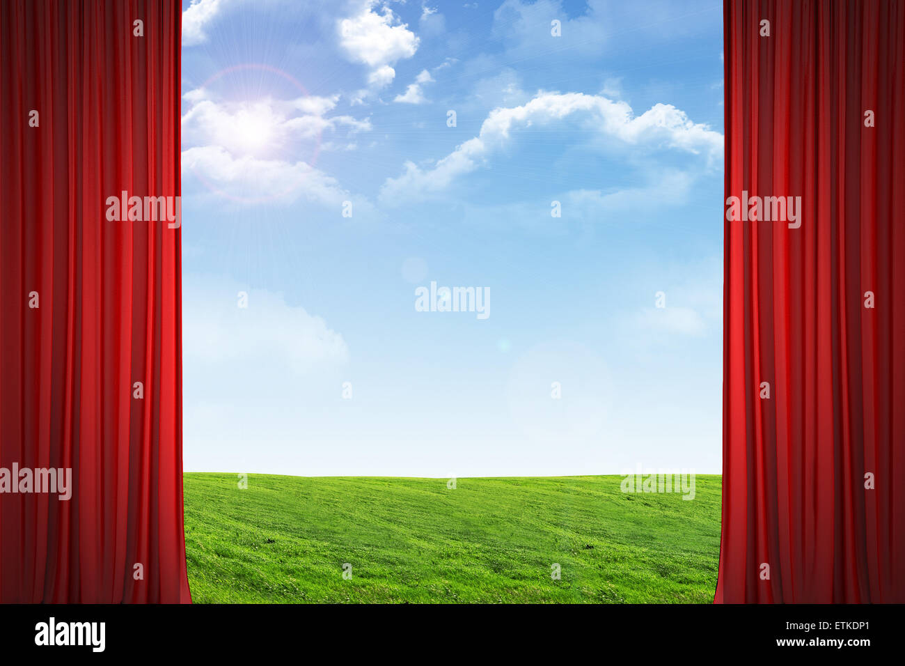 Les rideaux et le paysage sous ciel bleu Banque D'Images