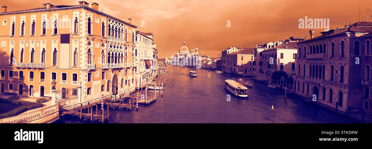 Vue panoramique sur la célèbre Grand Canal et basilique Santa Maria della Salute, communément connu simplement comme la Salute, à Venise Banque D'Images