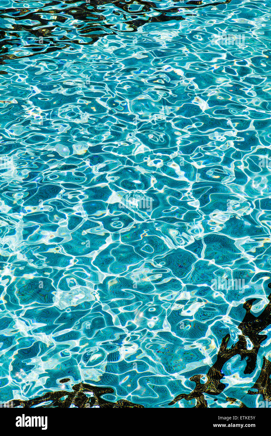 Soleil, reflets dans l'eau des 26 000 m². piscine, Kaua'i Marriott Resort ; Baie de Kalapaki, Kaua'i, Hawaii, USA Banque D'Images