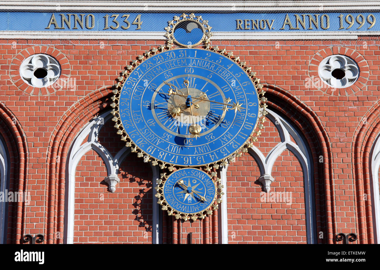 L'horloge astronomique sur la Maison des Têtes Noires à Riga Banque D'Images