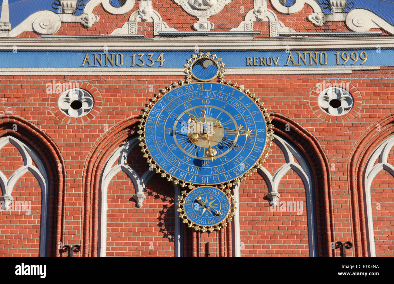 L'horloge astronomique sur la Maison des Têtes Noires à Riga Banque D'Images