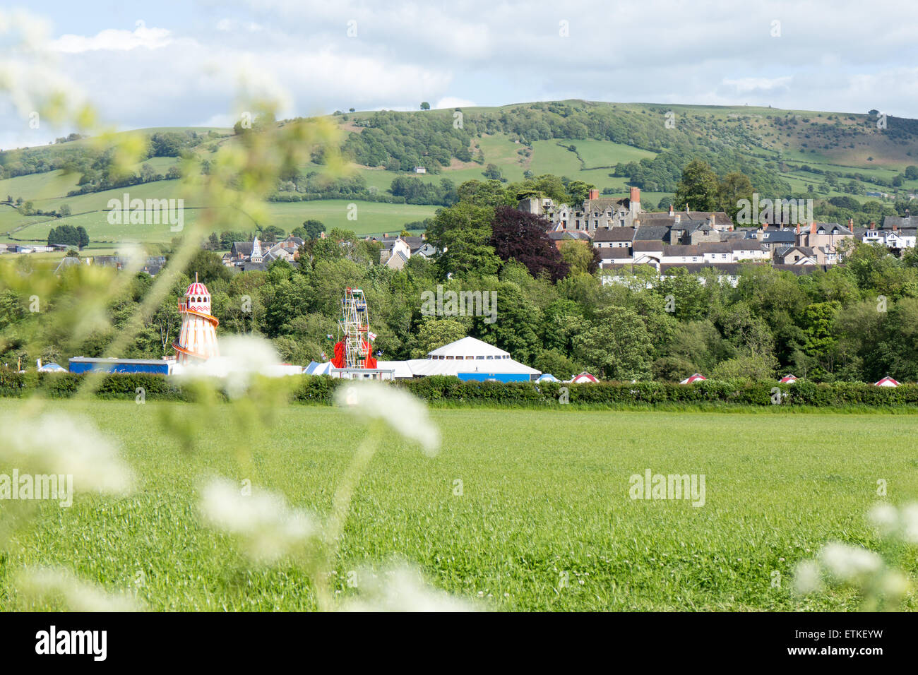 Vue sur le 'comment la lumière se met en place, avec des expositions, de la ville de Hay on Wye au cours Hay Festival 2015. Banque D'Images