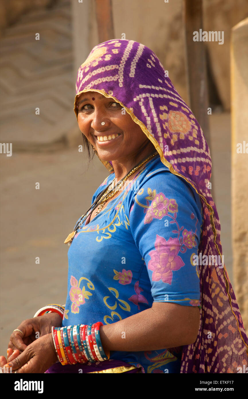Femme indienne en costume tribal coloré. Mandawa, région de Shekawati, Rajasthan Inde Banque D'Images