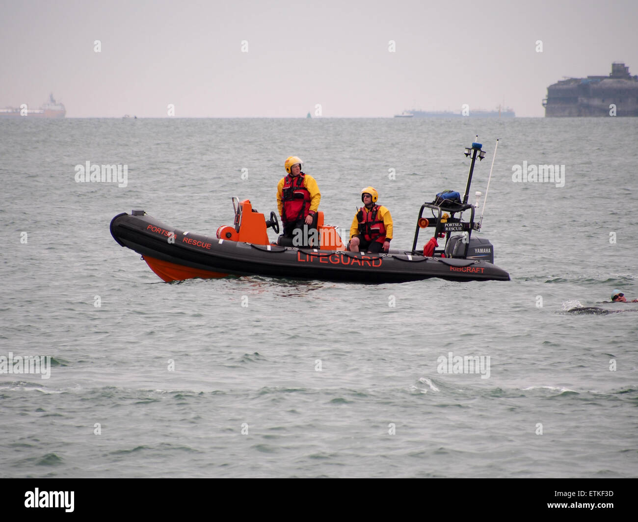 Les sauveteurs RLSS dans un bateau gonflable rigide patrouille dans une plage sur le Solent Banque D'Images
