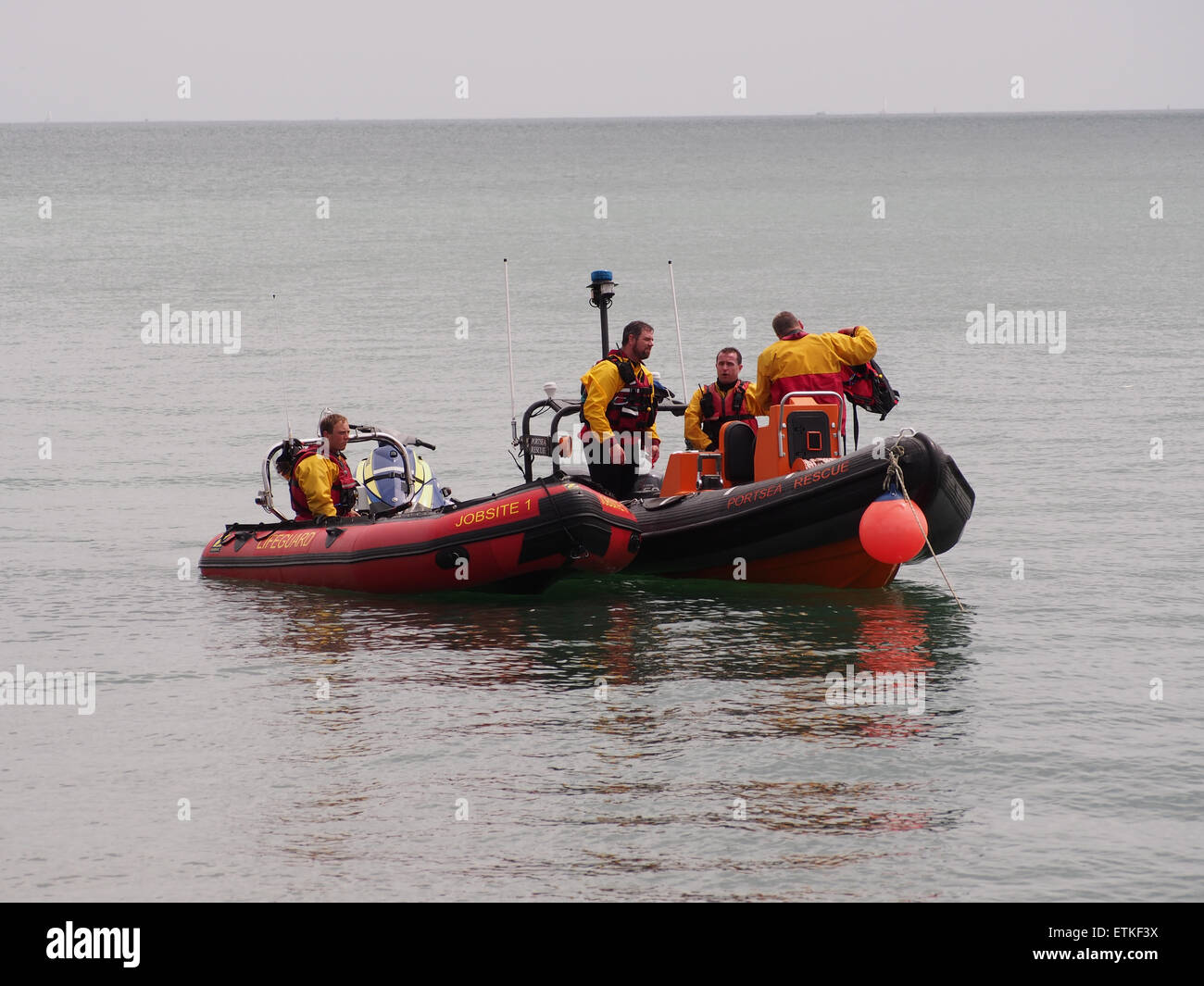 Les sauveteurs RLSS dans un bateau gonflable rigide patrouille dans une plage sur le Solent Banque D'Images